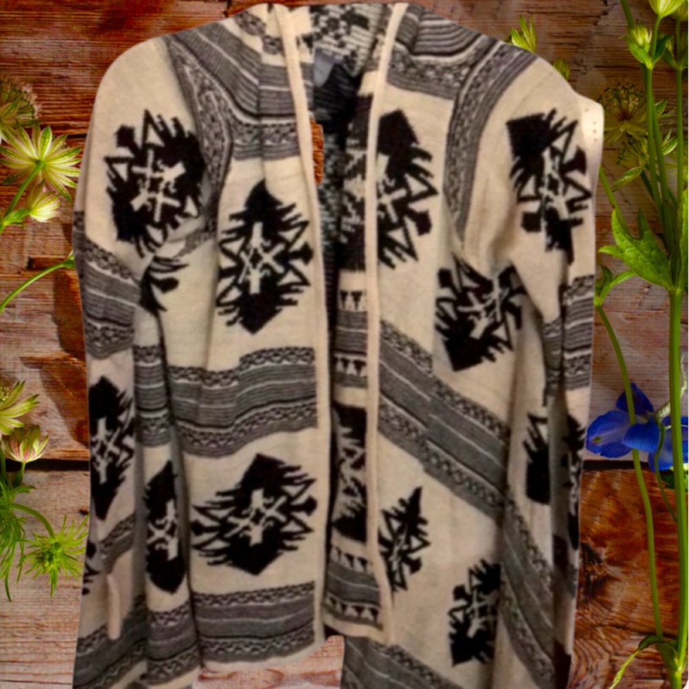 🌺NWT  Tribal Sweater a little Yellowstone inspired Gorgeous sweater brand New - Picture 3 of 6